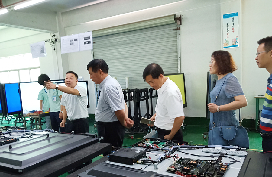 秉承教育精神，共创发展 --桂深两地教育装备协会专家莅临蜜柚视频在线观看官网教学参观和指导